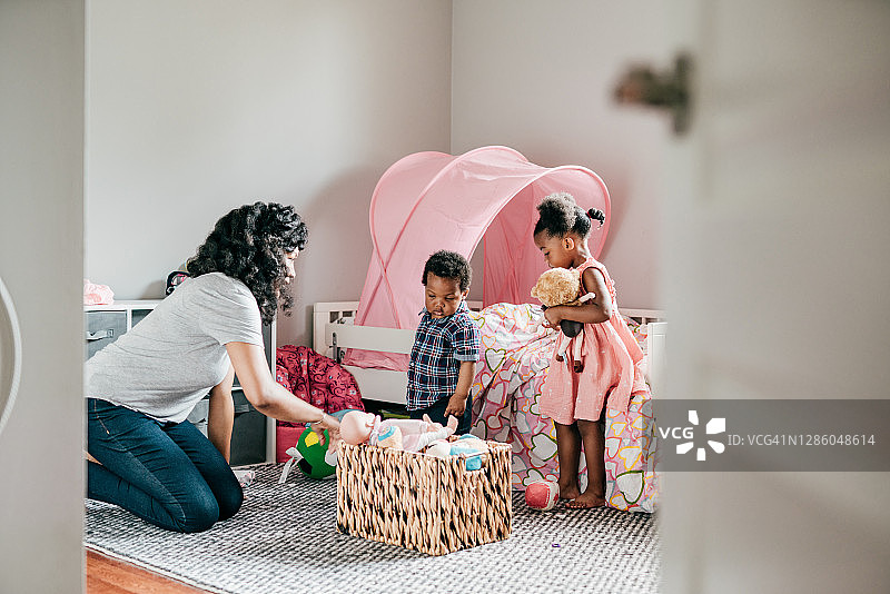 母亲和孩子们玩玩具图片素材