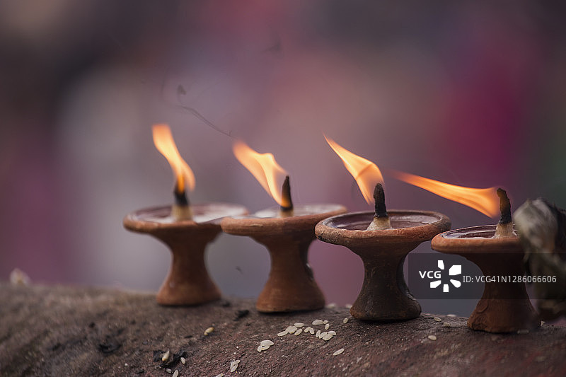 尼泊尔加德满都，印度教Teej节上的酥油灯图片素材