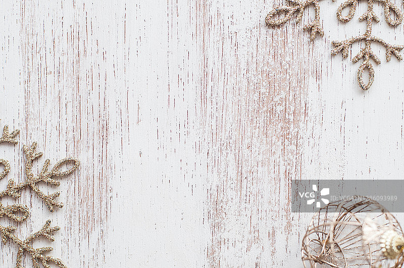 白色风化背景上的圣诞装饰与文案空间图片素材