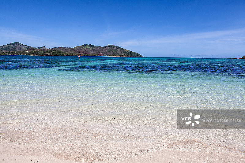 清澈的蓝绿色海水与热带岛屿图片素材