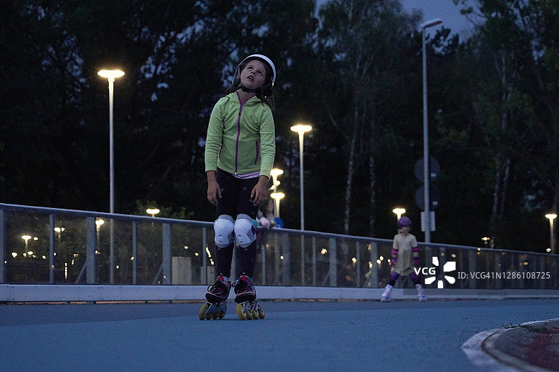 轮滑运动：在轮滑赛道上疲惫的女孩图片素材
