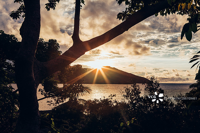 热带岛屿的日落图片素材