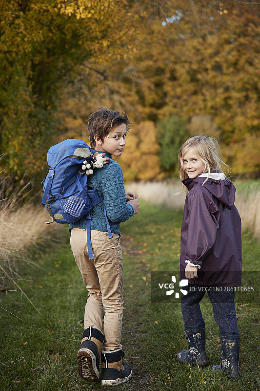 兄妹回头看图片素材