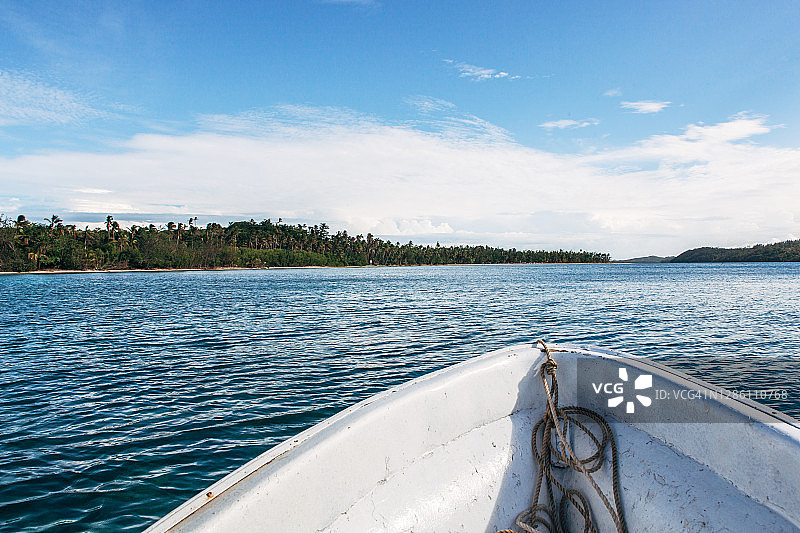 清澈的蓝绿色海水与热带岛屿图片素材