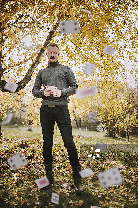 男人手拿纸牌旗帜图片素材