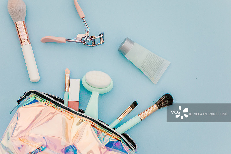 化妆包及周围美妆用品俯视图图片素材