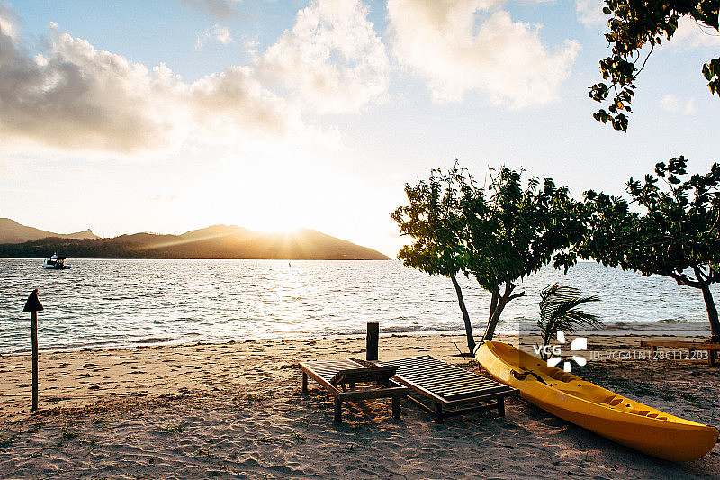 热带岛屿沙滩躺椅皮划艇图片素材