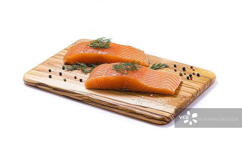 砧板上分离的2块三文鱼片图片素材