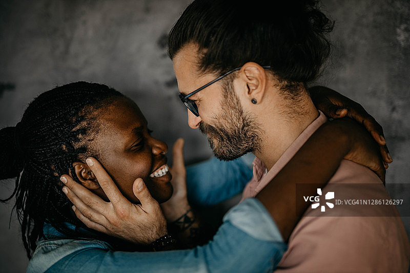 快乐的年轻夫妇图片素材