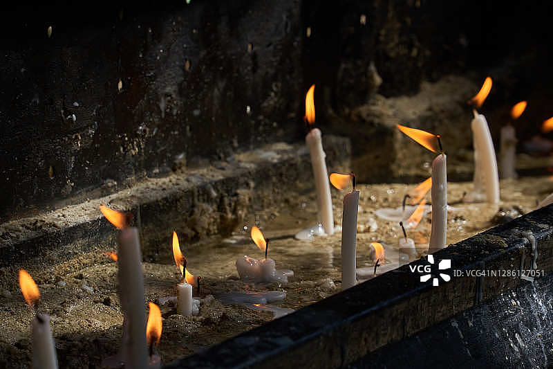 礼拜场所燃烧的蜡烛（横版）图片素材