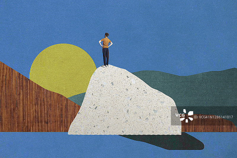 男人站在山顶图片素材