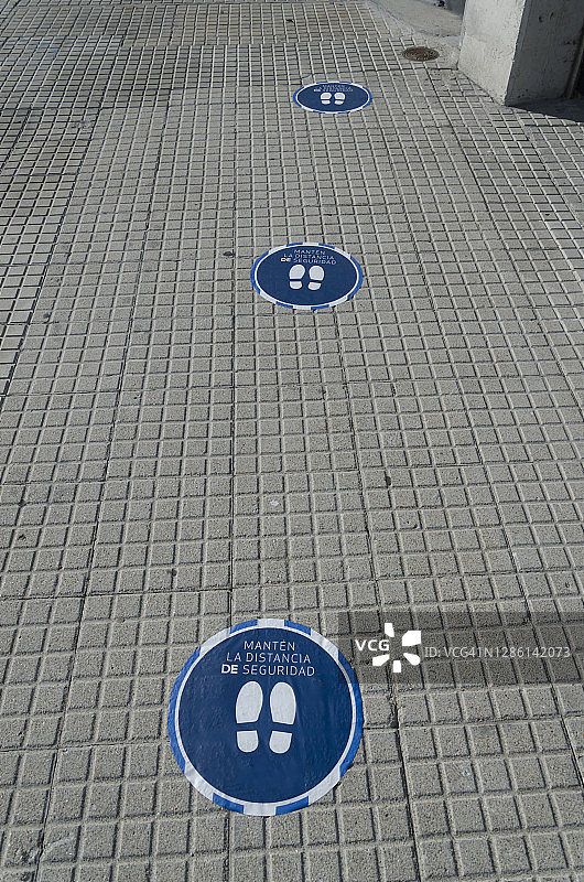 疫情期间，协助顾客保持社交距离的地面标记图片素材