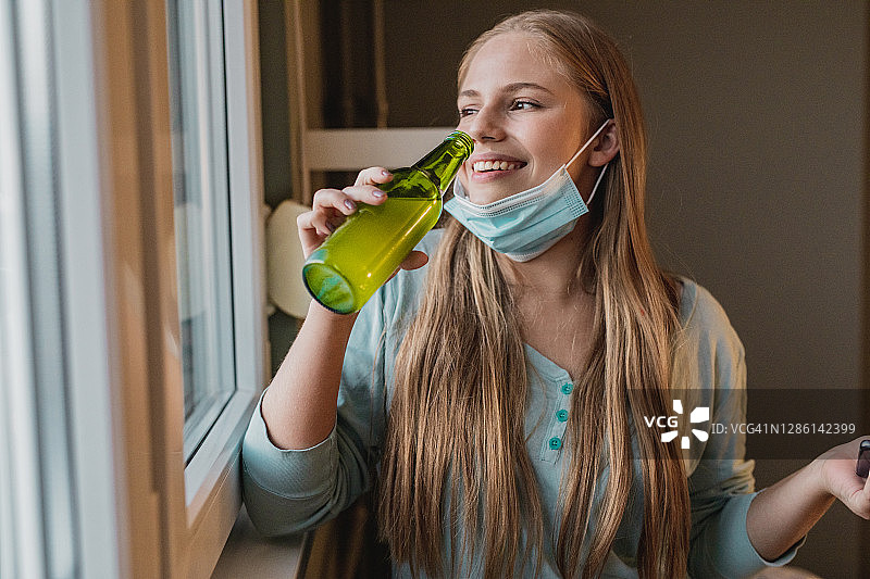 疫情期间酒精依赖增加图片素材