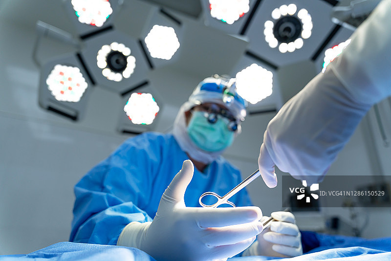 医生助手在手术期间向外科医生分发器械图片素材
