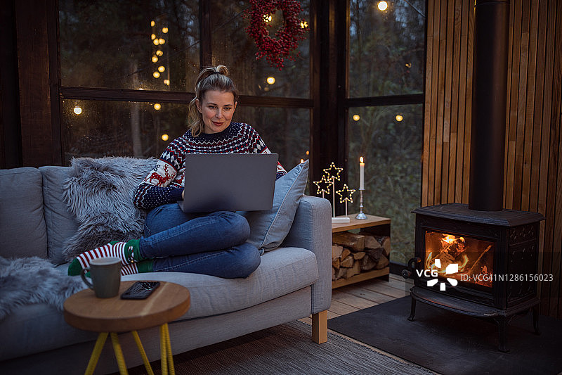 舒适氛围中的视频通话图片素材