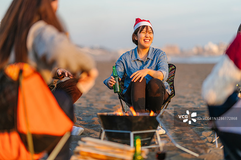 年轻朋友在沙滩上享受圣诞派对图片素材