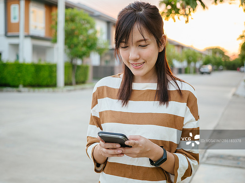 女人们在用手机发短信图片素材