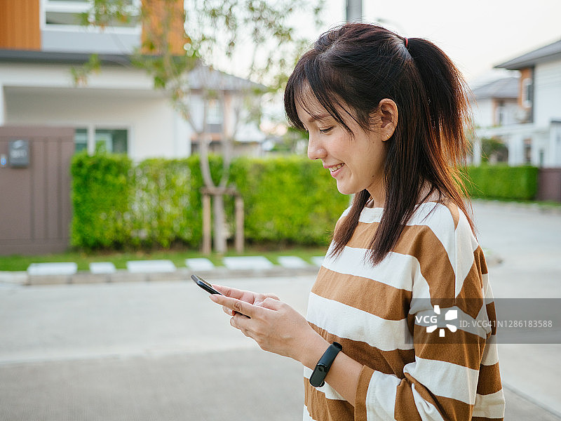 女人们在用手机发短信图片素材
