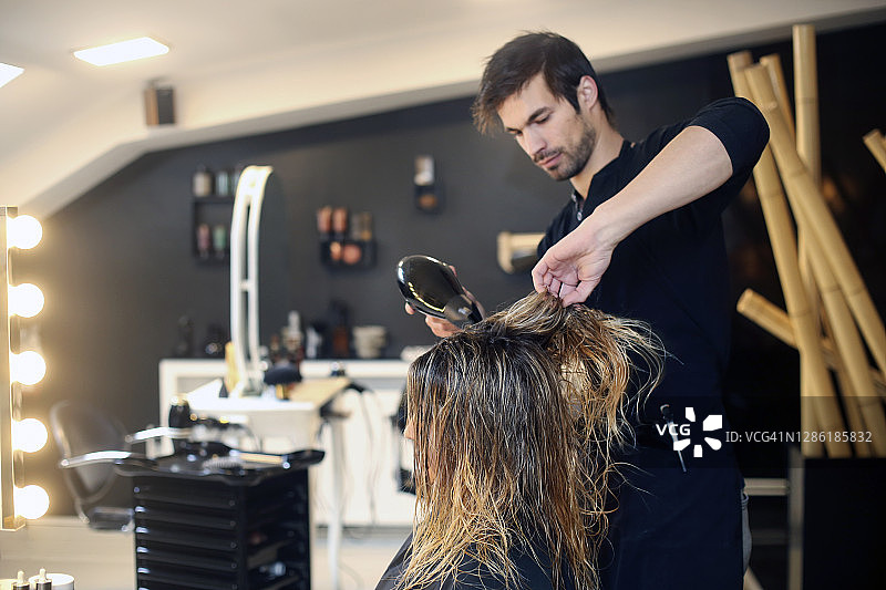 在美发沙龙里的年轻女人图片素材