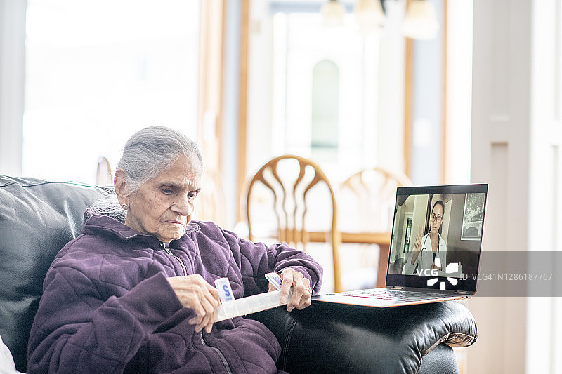 老妇人与医生进行虚拟咨询图片素材