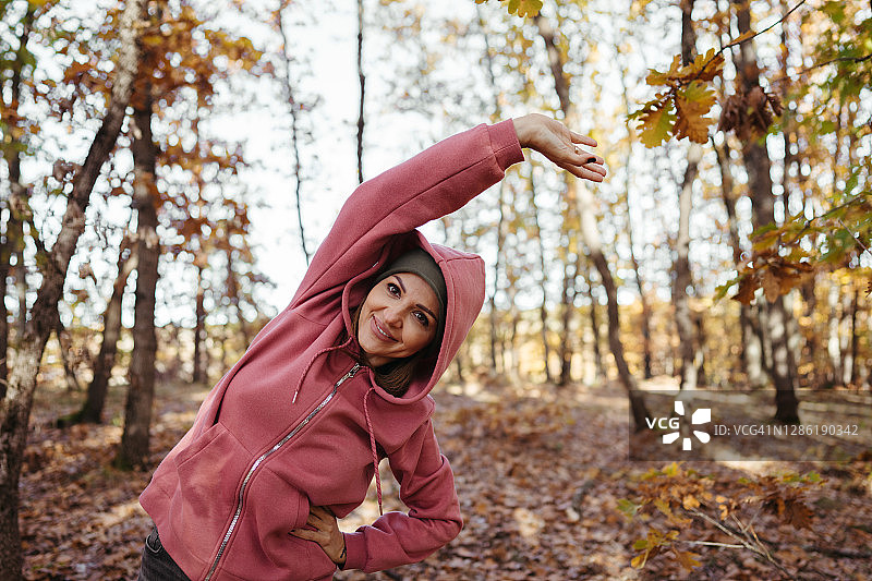 中年妇女在公园里训练图片素材