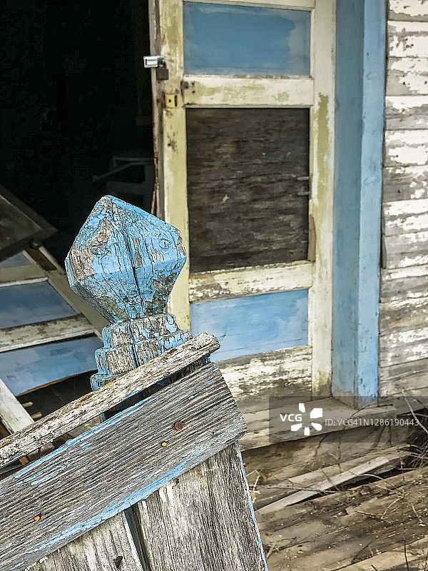 废弃乡村教堂中腐烂的木柱图片素材