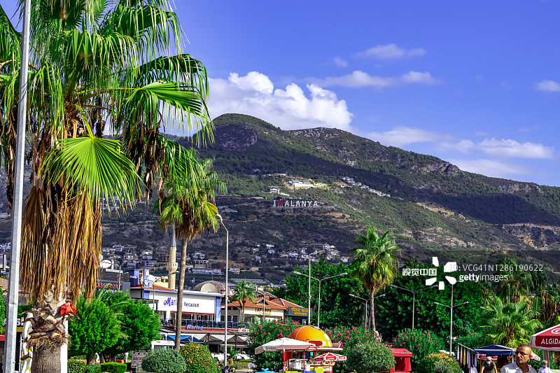 土耳其度假胜地山脉全景，山上写着我爱阿拉尼亚图片素材