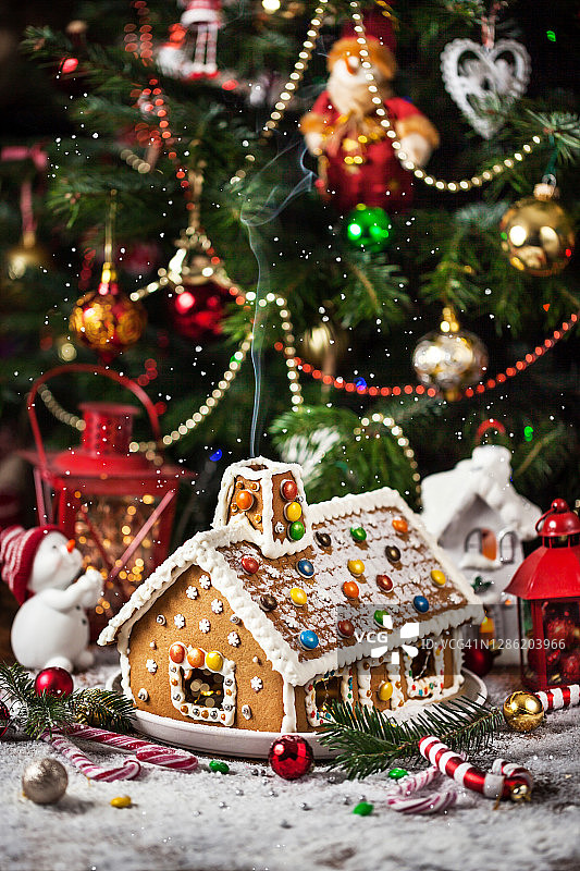 带有节日装饰的自制圣诞节姜饼屋图片素材