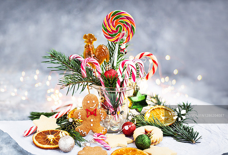 圣诞节假日组合与姜饼人、饼干、糖果手杖、橙子图片素材