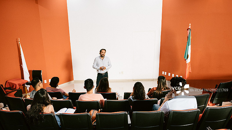 大学阶梯教室保持社交距离的课程图片素材