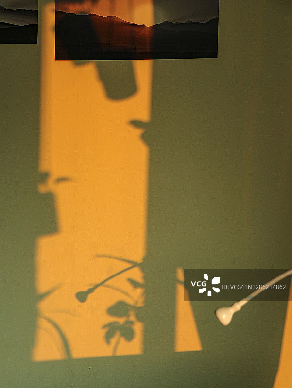 黄昏的阴影在墙上图片素材