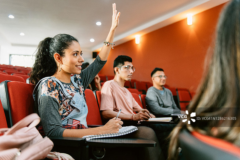 大学阶梯教室保持社交距离的课程图片素材