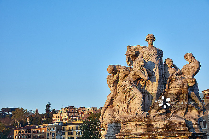 意大利罗马桥上的雕塑图片素材