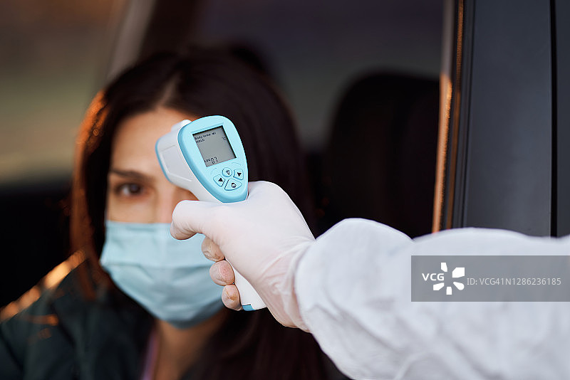 因新冠疫情驾车通过检查站图片素材