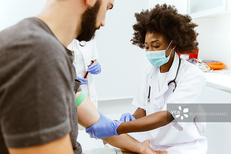 女医生用注射器抽取血液样本图片素材