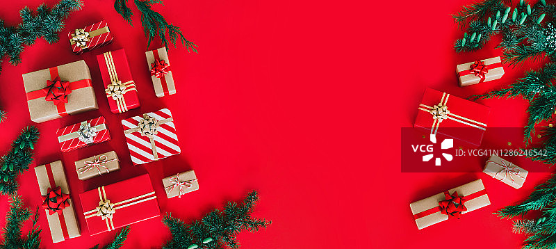 针叶树枝附近的圣诞礼物套装图片素材
