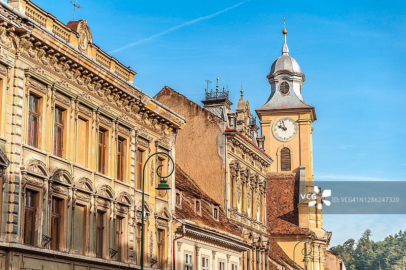 布拉索夫老城的老建筑和天主教教堂的塔楼景色图片素材