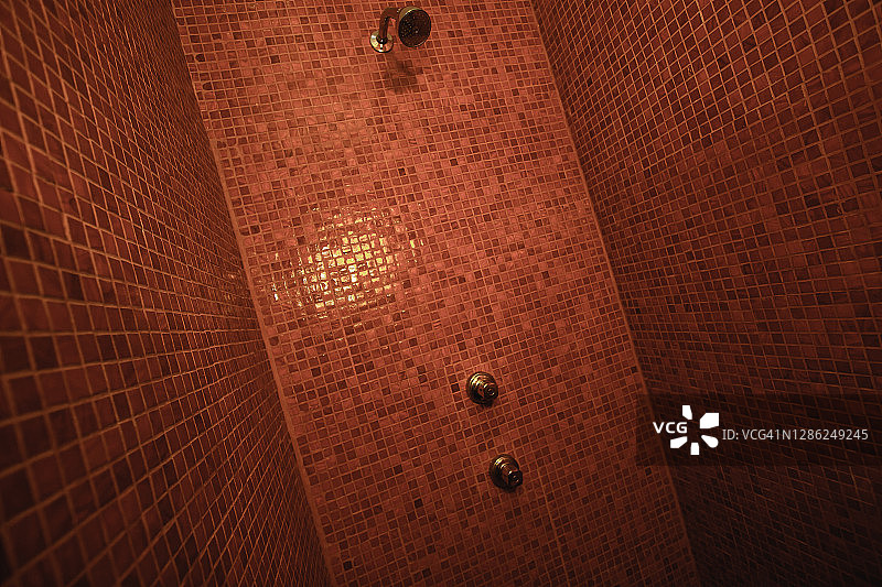 倾斜的红色马赛克浴室淋浴图片素材