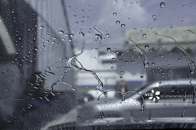 雨滴从挡风玻璃上滑落图片素材