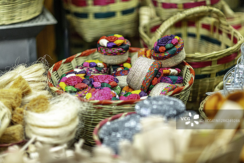 热门市场里的一群柳条筐。图片素材