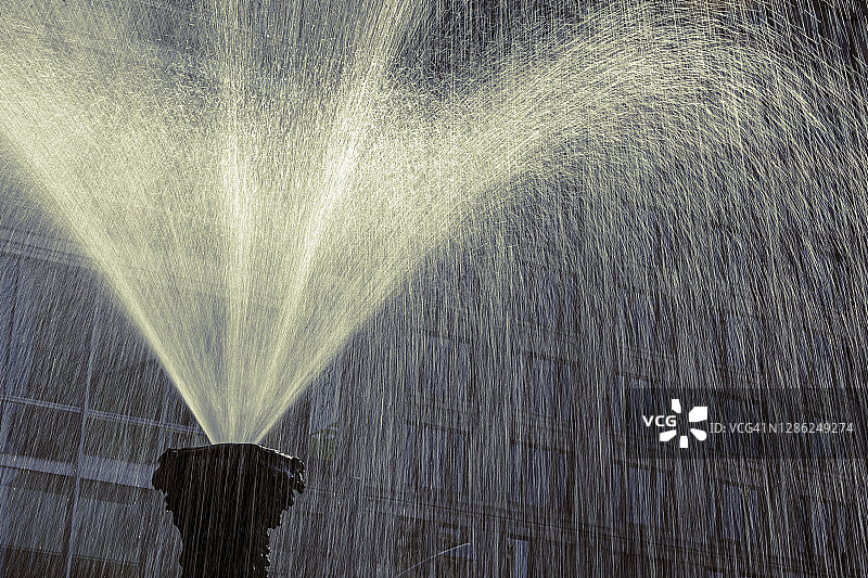 特写：喷泉喷出的水花图片素材