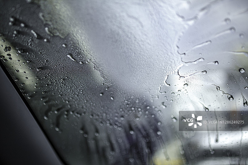 雨滴从挡风玻璃上滑落图片素材