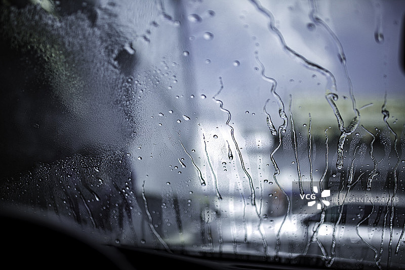 雨滴从挡风玻璃上滑落图片素材