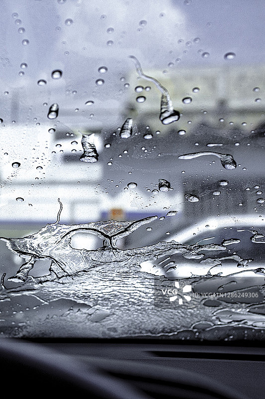 雨滴从挡风玻璃上滑落图片素材