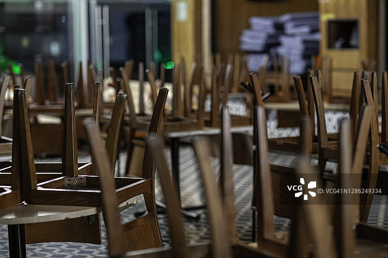 餐厅倒放在桌子上的椅子图片素材