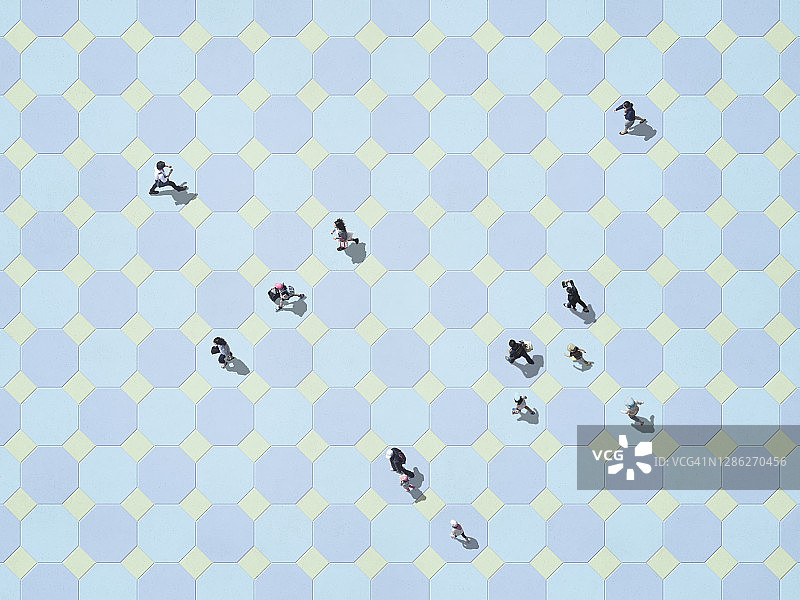人们在保持社交距离的同时走在几何图形上图片素材