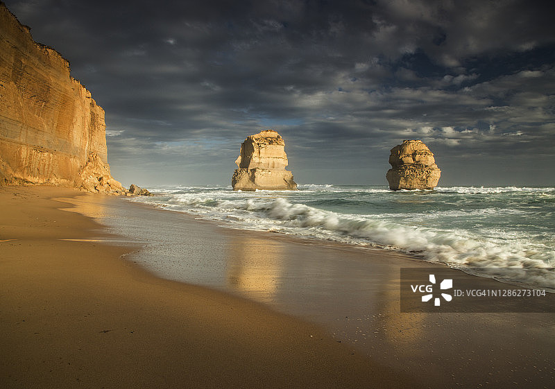 日落时分吉布森海滩的十二使徒岩，大洋路，澳大利亚维多利亚州图片素材