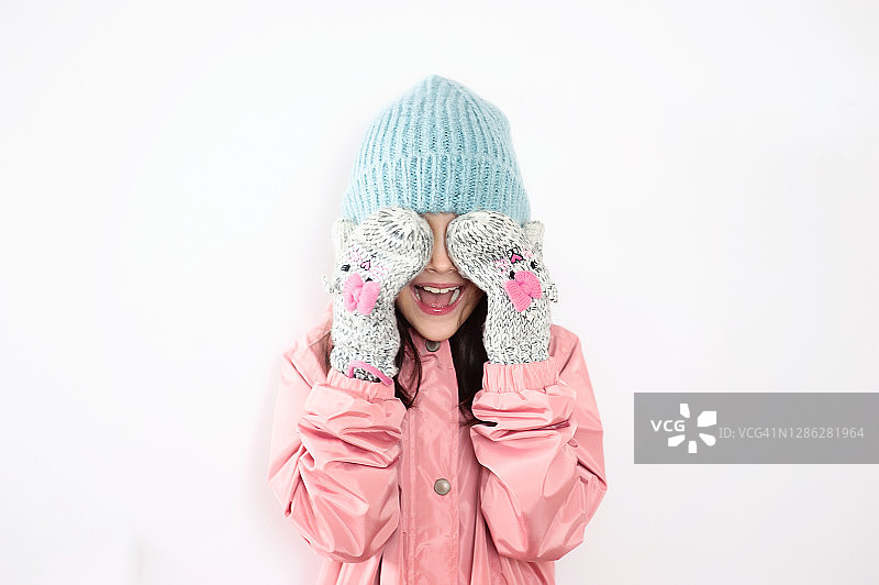 戴帽子和手套的女孩在冬天里笑着图片素材