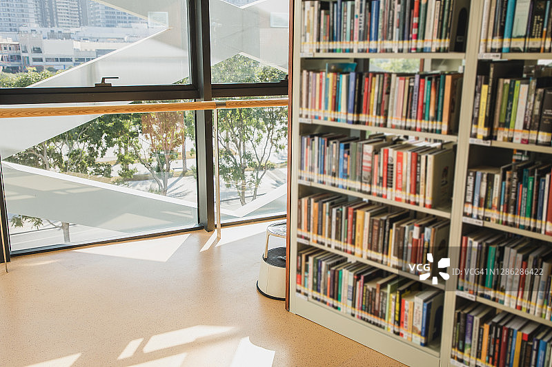 窗户旁的图书馆书架图片素材
