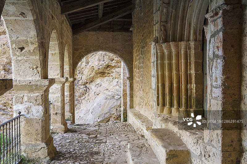 托贝拉罗马式教堂图片素材